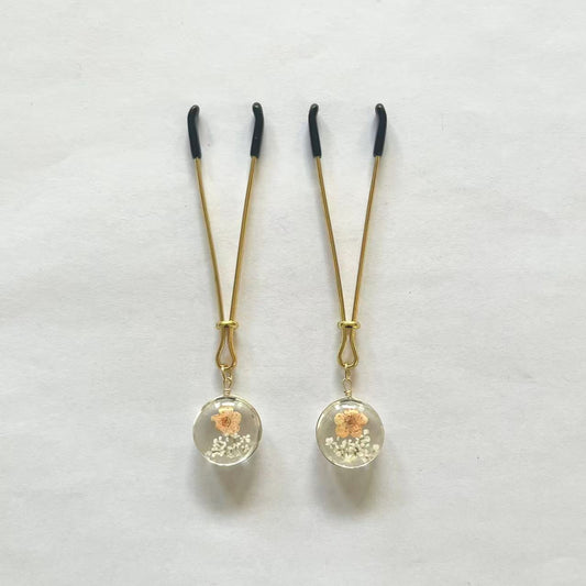 Gold nipple clamps with globe resin charm containing dried flowers – PurpleNight.ca