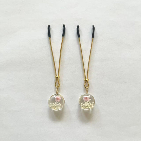 Gold nipple clamps with globe resin charm containing dried flowers – PurpleNight.ca
